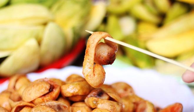 Tranh thủ tìm ăn sấu chín những ngày đầu thu Hà Nội-4