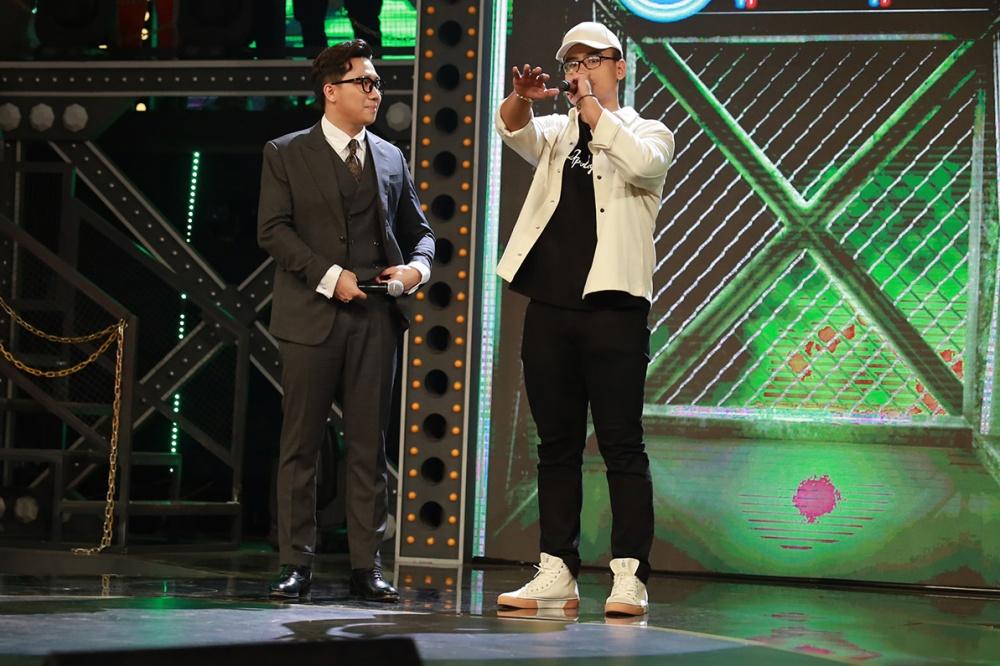 Thí sinh nào khiến JustaTee phải thốt lên: Một mình em có thể cân dàn BGK và HLV-2