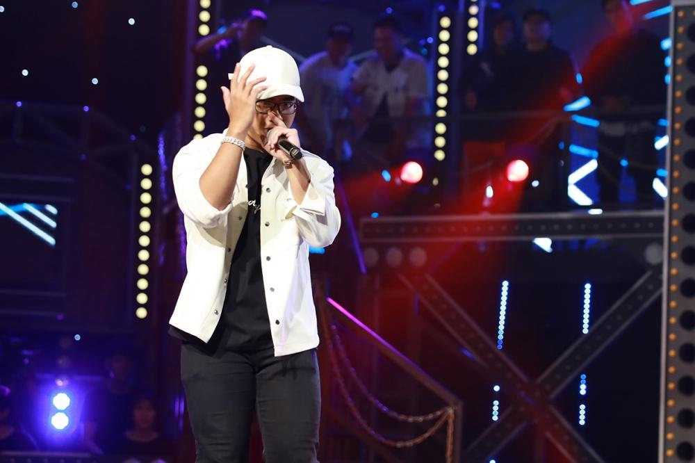 Thí sinh nào khiến JustaTee phải thốt lên: Một mình em có thể cân dàn BGK và HLV-3