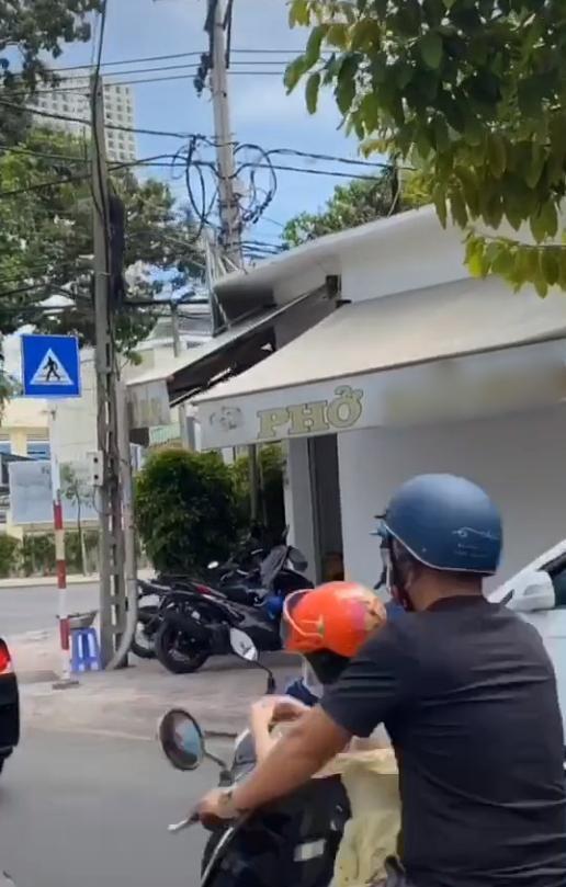 Nữ vlogger quay review hàng phở nổi tiếng Nha Trang bị bà chủ quát đến nỗi bật khóc-4