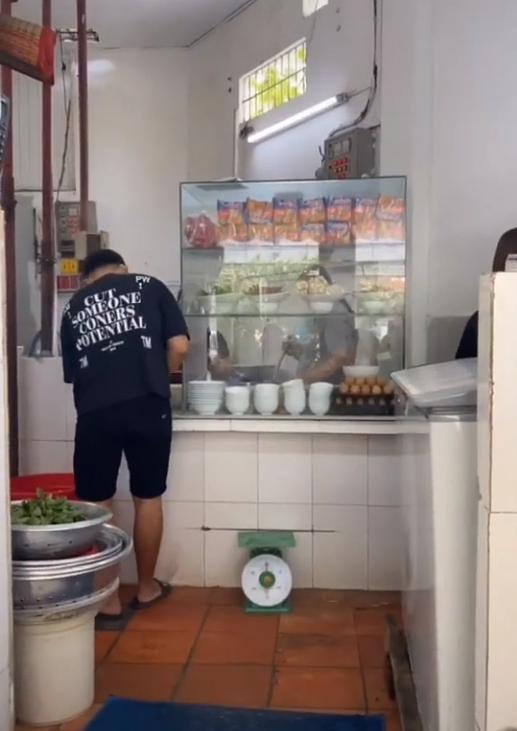 Nữ vlogger quay review hàng phở nổi tiếng Nha Trang bị bà chủ quát đến nỗi bật khóc-5