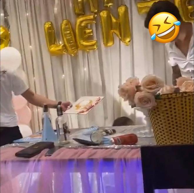 Úp bánh kem vào mặt cô gái, 2 thanh niên khiến dân mạng giận dữ, nữ chính nói gì?-3