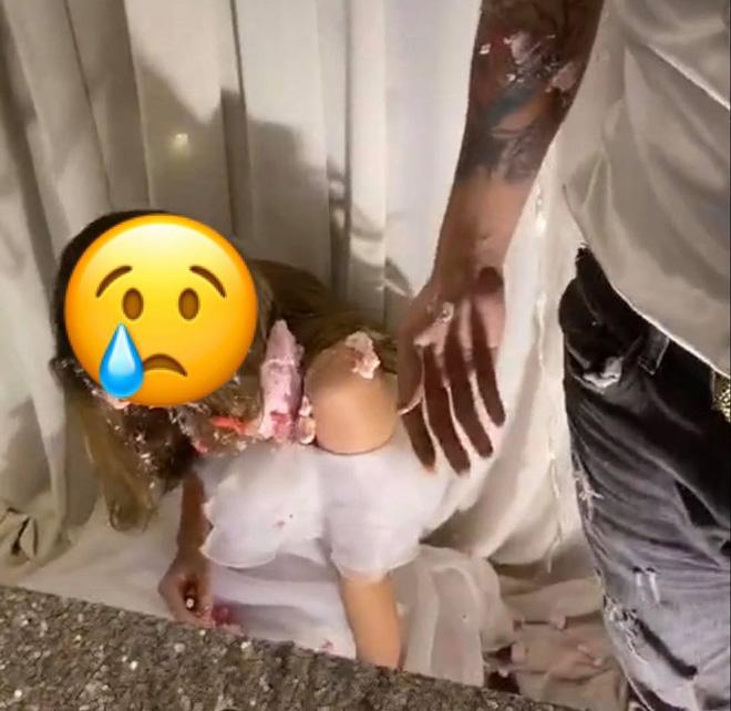 Úp bánh kem vào mặt cô gái, 2 thanh niên khiến dân mạng giận dữ, nữ chính nói gì?-4