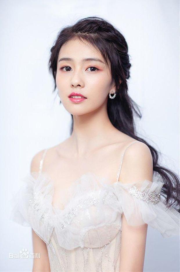 Tiêu Chiến ôm Bạch Lộc trên phim trường, dân tình chưa kịp đẩy thuyền thì hóa ra chị chỉ làm cameo-2