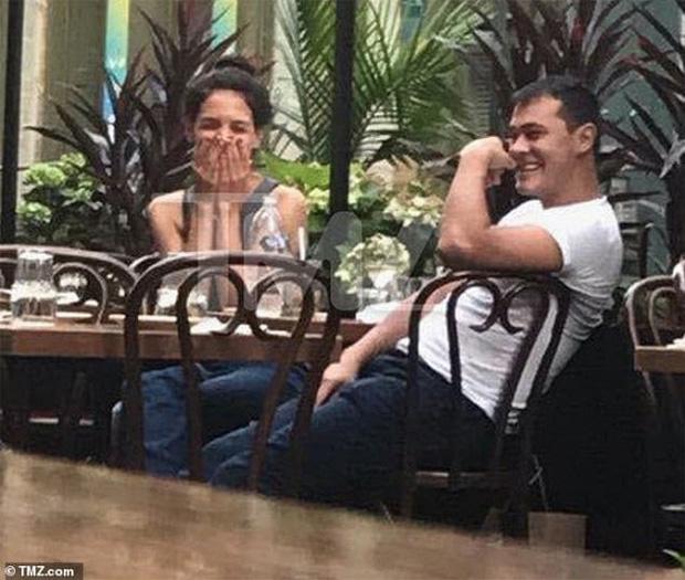 Katie Holmes bị bắt gặp vui vẻ bên trai lạ khi vắng bóng con gái Suri Cruise-1