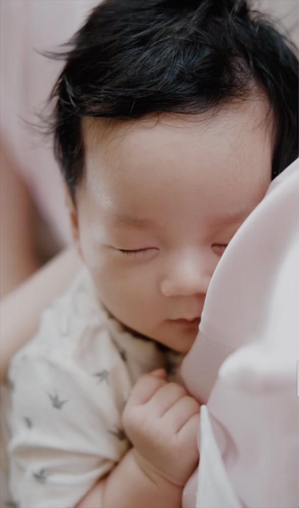 Hoa hậu Đặng Thu Thảo rụng tim vì một câu nói của ái nữ 2 tuổi-4