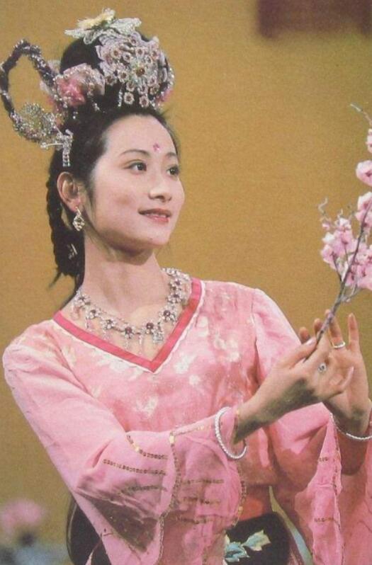 Yêu quái khiến Đường Tăng say mê ngắm nhìn trong Tây du ký 1986 ra sao ở tuổi U60?-1