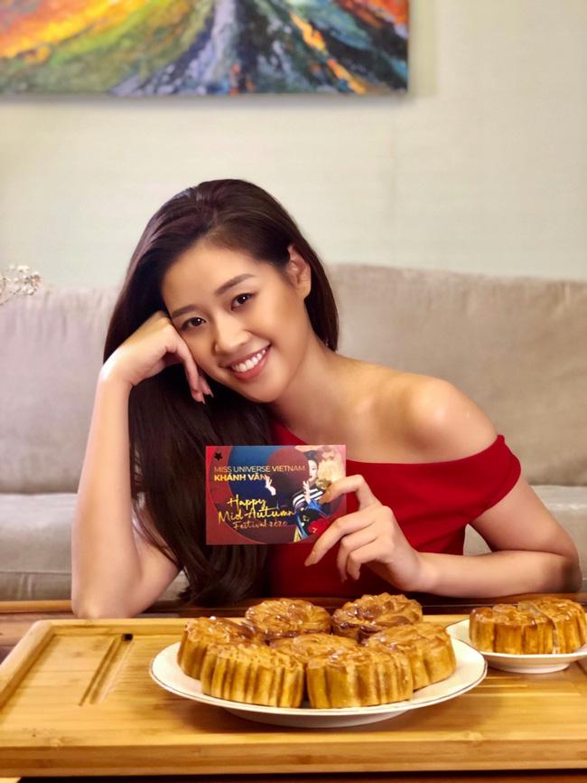 Hoa hậu Khánh Vân lần đầu vào bếp làm bánh Trung thu tặng bạn bè, người thân-6