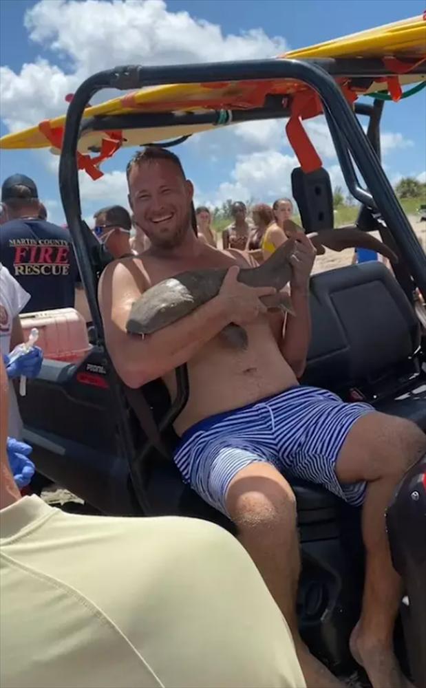 Bị cá mập con cắn, người đàn ông tươi cười giữ chặt thủ phạm chờ cứu hộ đến giải cứu-2