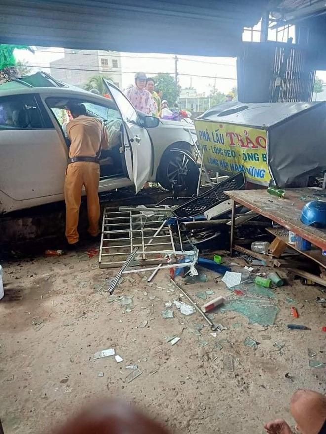 Clip: Xe điên lao vào nhà dân, lốp văng tứ tung, người dân hò nhau cậy cửa cứu người mắc kẹt-3