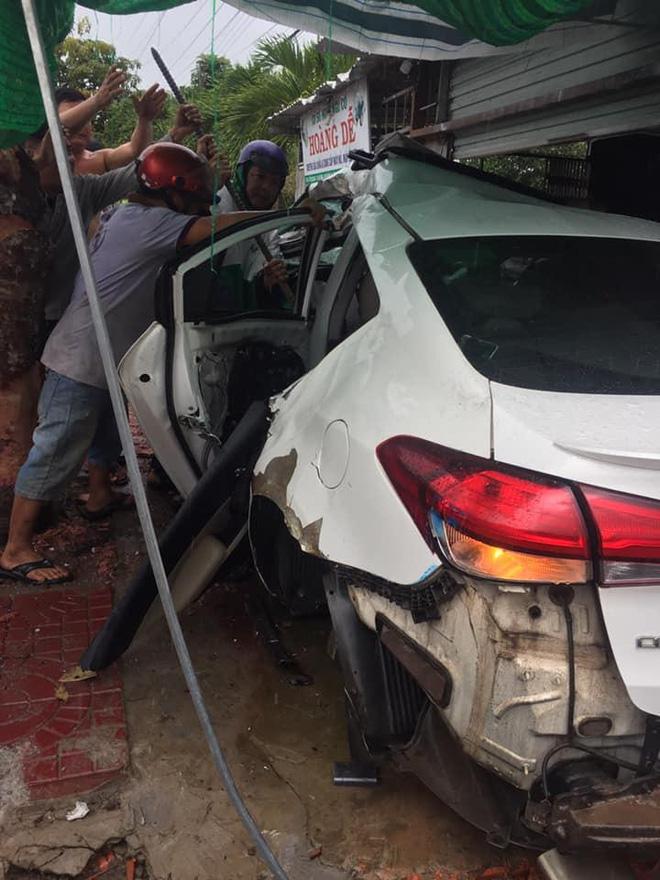 Clip: Xe điên lao vào nhà dân, lốp văng tứ tung, người dân hò nhau cậy cửa cứu người mắc kẹt-5