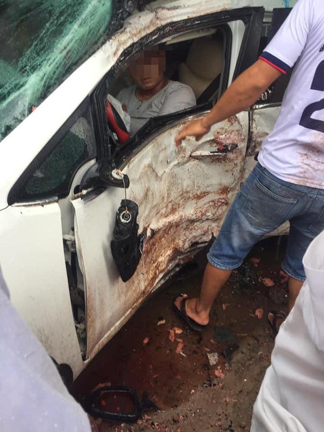 Clip: Xe điên lao vào nhà dân, lốp văng tứ tung, người dân hò nhau cậy cửa cứu người mắc kẹt-7