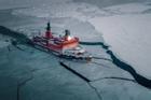 Những con tàu phá băng ở Bắc Cực