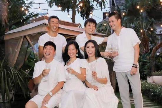 Hoa hậu Hà Kiều Anh, ca sĩ Quang Linh, Quang Dũng mở tiệc mừng Hồng Nhung trở về