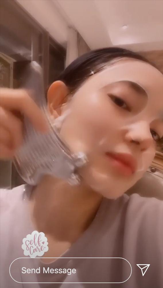 Chăm massage với cây lăn của giới nhà giàu nên da Châu Bùi luôn căng đét, chị em xem xong sẽ muốn đu theo-4