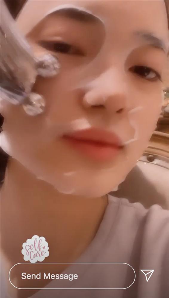 Chăm massage với cây lăn của giới nhà giàu nên da Châu Bùi luôn căng đét, chị em xem xong sẽ muốn đu theo-5