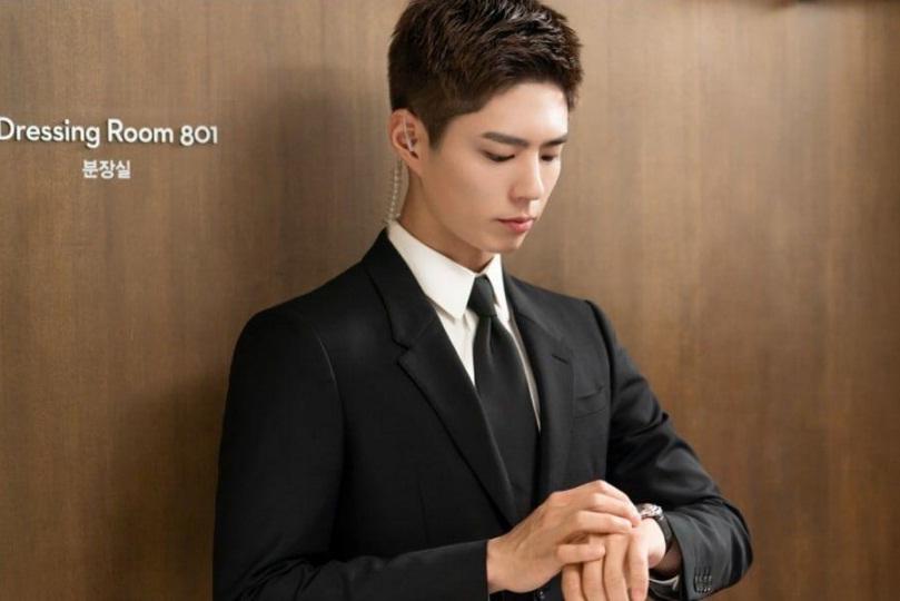 Park Bo Gum điển trai trong tạo hình bộ phim “Record of Youth”. Trong phim, anh vào vai Sa Hye Joon, một diễn viên kiêm người mẫu đầy tham vọng. Đây là dự án truyền hình mà anh đã hoàn thành trước khi lên đường nhập ngũ.