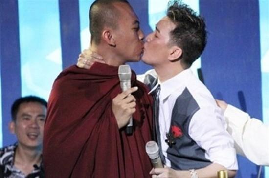 Những nụ hôn đồng giới gây tranh cãi của sao Việt-7