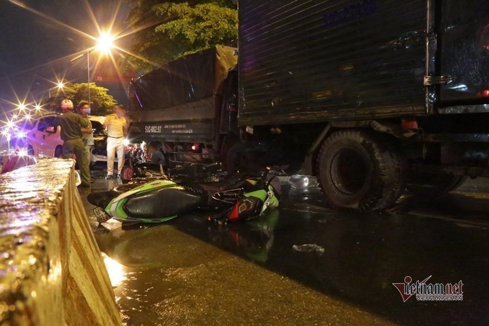 Ô tô 7 chỗ tông loạt phương tiện dừng đèn đỏ ở Sài Gòn-1