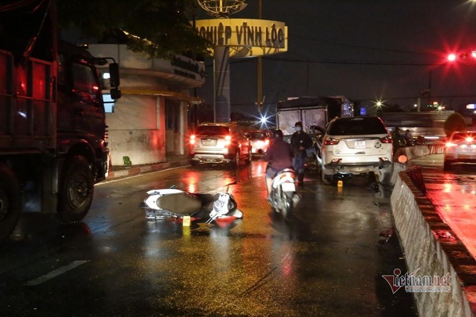 Ô tô 7 chỗ tông loạt phương tiện dừng đèn đỏ ở Sài Gòn-2