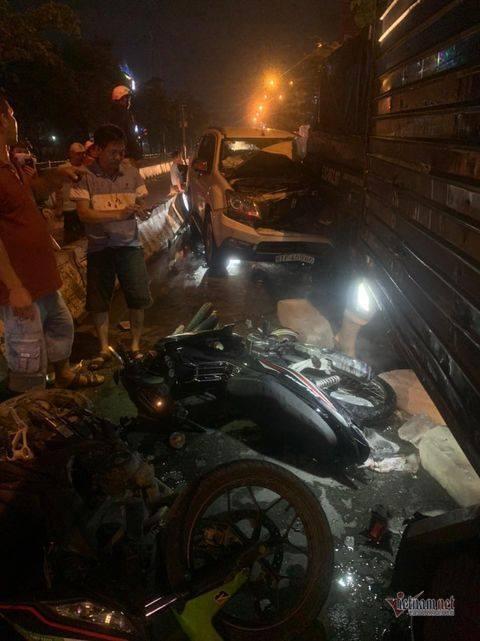 Ô tô 7 chỗ tông loạt phương tiện dừng đèn đỏ ở Sài Gòn-3