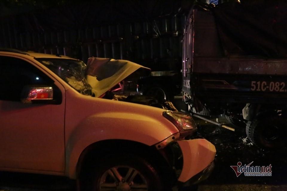 Ô tô 7 chỗ tông loạt phương tiện dừng đèn đỏ ở Sài Gòn-4