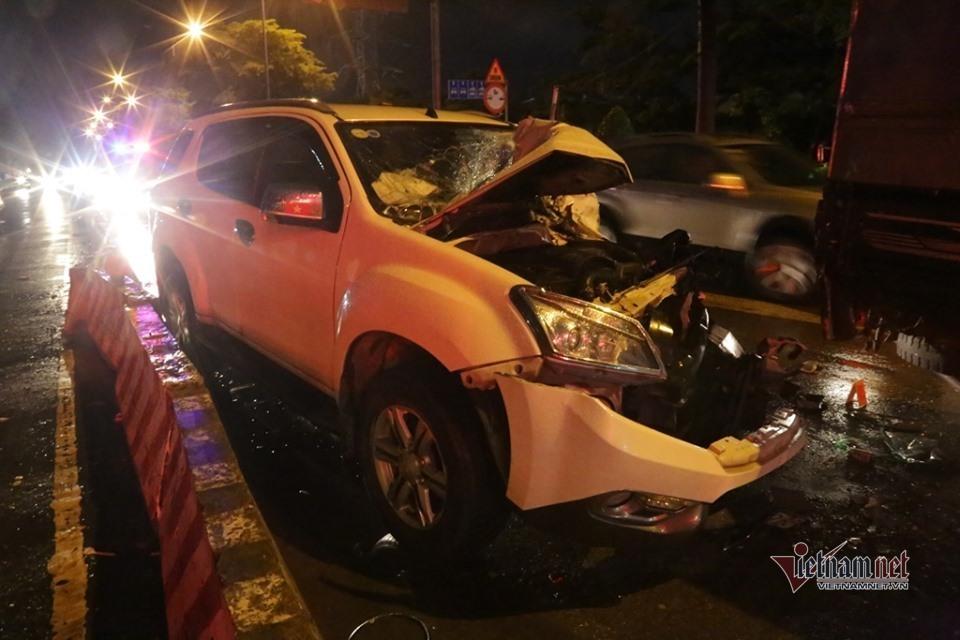 Ô tô 7 chỗ tông loạt phương tiện dừng đèn đỏ ở Sài Gòn-5