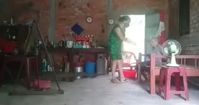 Bắt người con gái đổ rác vào miệng, đổ phân lên đầu mẹ già ở Long An-2