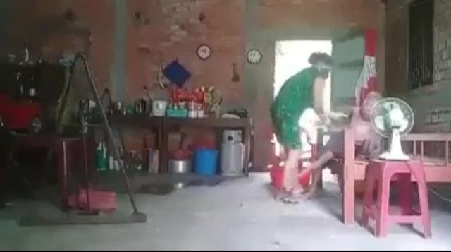 Clip: Phẫn nộ con gái đánh đập, đổ rác vào miệng, đổ phân lên đầu mẹ già ở Long An-1
