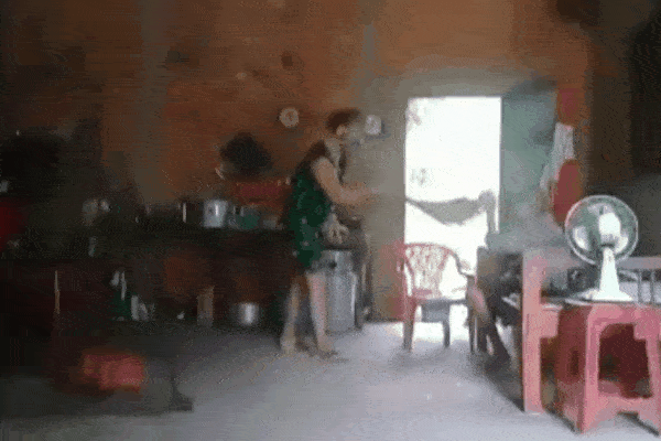 Người quay clip con đánh đập, đổ phân lên đầu mẹ già có bị xử lý không?-3