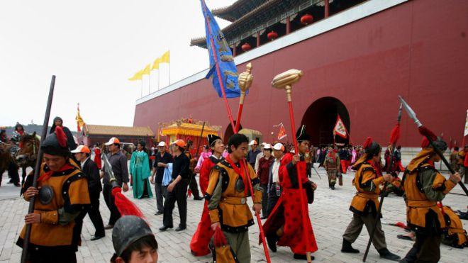 Cảnh tủi nhục, bị sàm sỡ của diễn viên quần chúng Trung Quốc-1