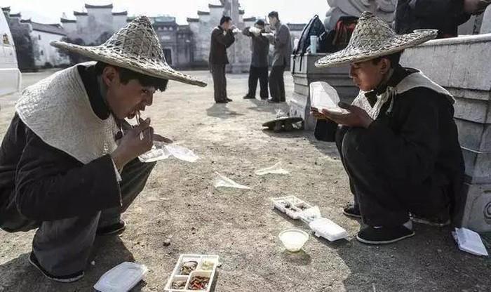 Cảnh tủi nhục, bị sàm sỡ của diễn viên quần chúng Trung Quốc-5