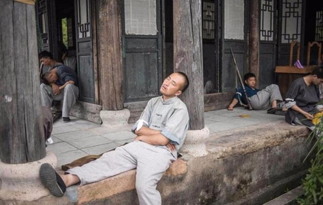 Cảnh tủi nhục, bị sàm sỡ của diễn viên quần chúng Trung Quốc-6