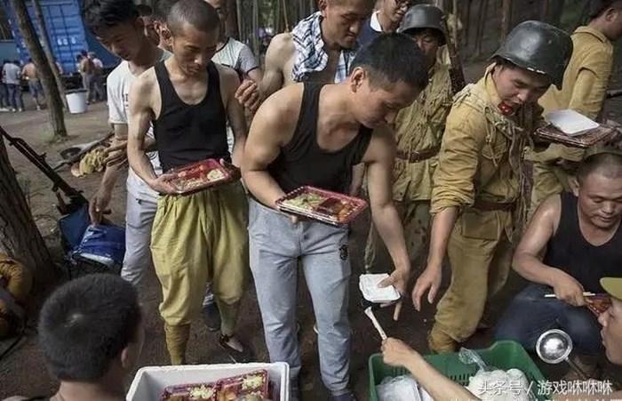 Cảnh tủi nhục, bị sàm sỡ của diễn viên quần chúng Trung Quốc-7