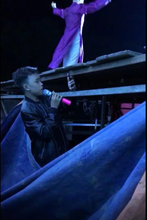 Hồ Văn Cường núp dưới gầm sân khấu hát bè cho mẹ nuôi Phi Nhung-1