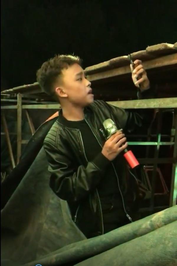 Hồ Văn Cường núp dưới gầm sân khấu hát bè cho mẹ nuôi Phi Nhung-2