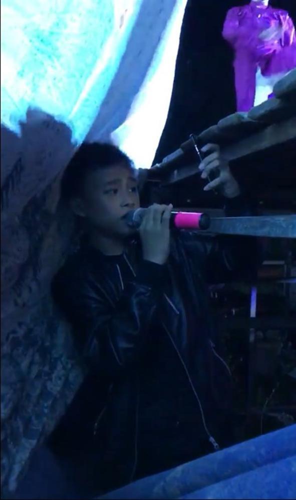 Hồ Văn Cường núp dưới gầm sân khấu hát bè cho mẹ nuôi Phi Nhung-4