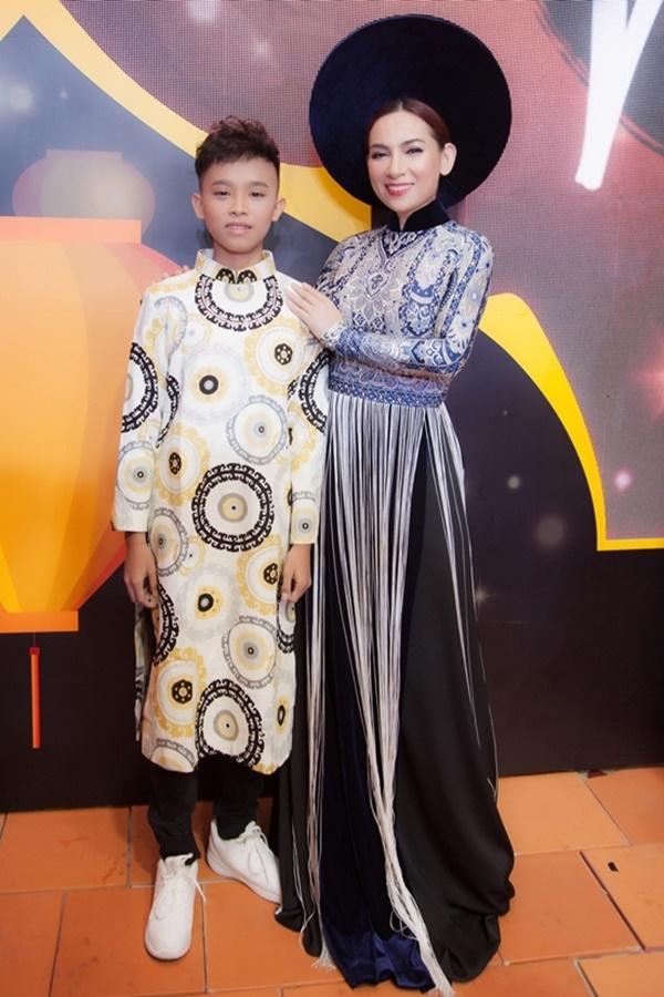 Hồ Văn Cường núp dưới gầm sân khấu hát bè cho mẹ nuôi Phi Nhung-6