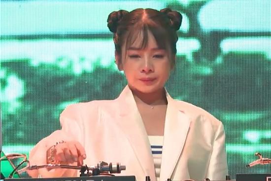 Vì sao DJ Mie khóc sưng mắt khi nghe thí sinh rap về người mẹ đã khuất?