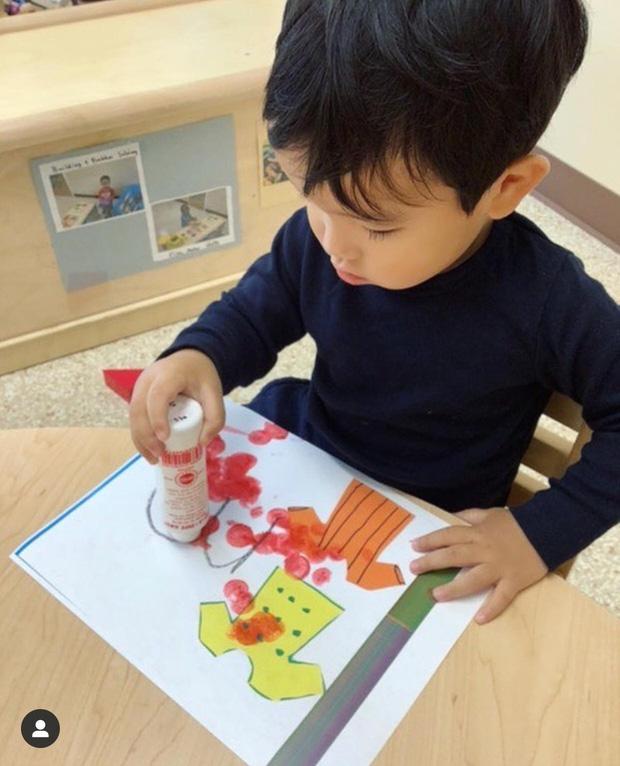 Quý tử 1 tuổi làm thiệp mừng sinh nhật Phạm Hương, rất dễ thương dù không ra hình thù-5