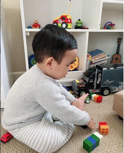 Quý tử 1 tuổi làm thiệp mừng sinh nhật Phạm Hương, rất dễ thương dù không ra hình thù-7