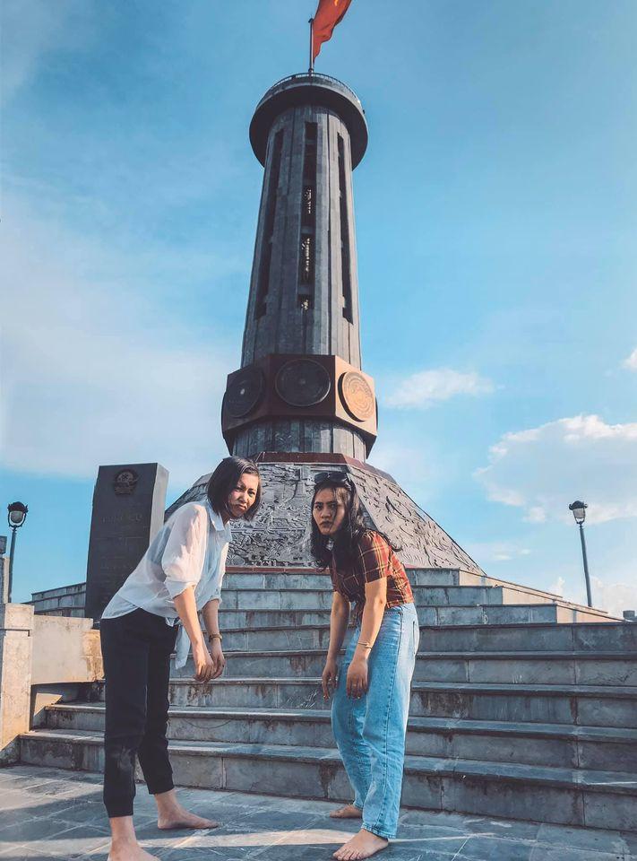 Phượt Hà Giang, 2 cô gái Hà thành tạo dáng chẳng khác nào thoát vị đĩa đệm-1