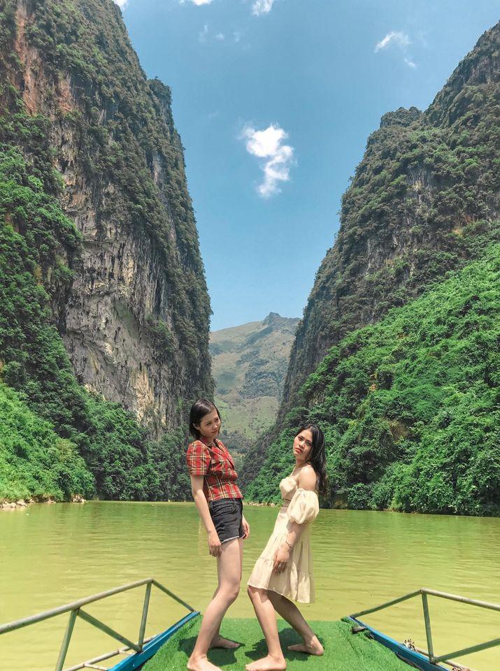 Phượt Hà Giang, 2 cô gái Hà thành tạo dáng chẳng khác nào thoát vị đĩa đệm-6