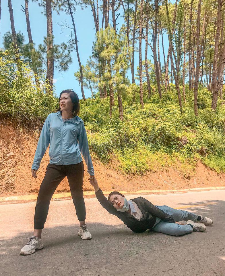 Phượt Hà Giang, 2 cô gái Hà thành tạo dáng chẳng khác nào thoát vị đĩa đệm-9