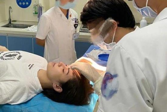 Chung Hân Đồng nhập viện khẩn cấp trong đêm, khâu 10 mũi vùng đầu