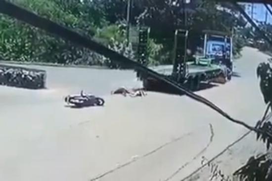 Clip: Rợn tóc gáy container lùi trúng 2 phụ nữ, tiếp tục đè qua lần nữa rồi cuốn vào gầm