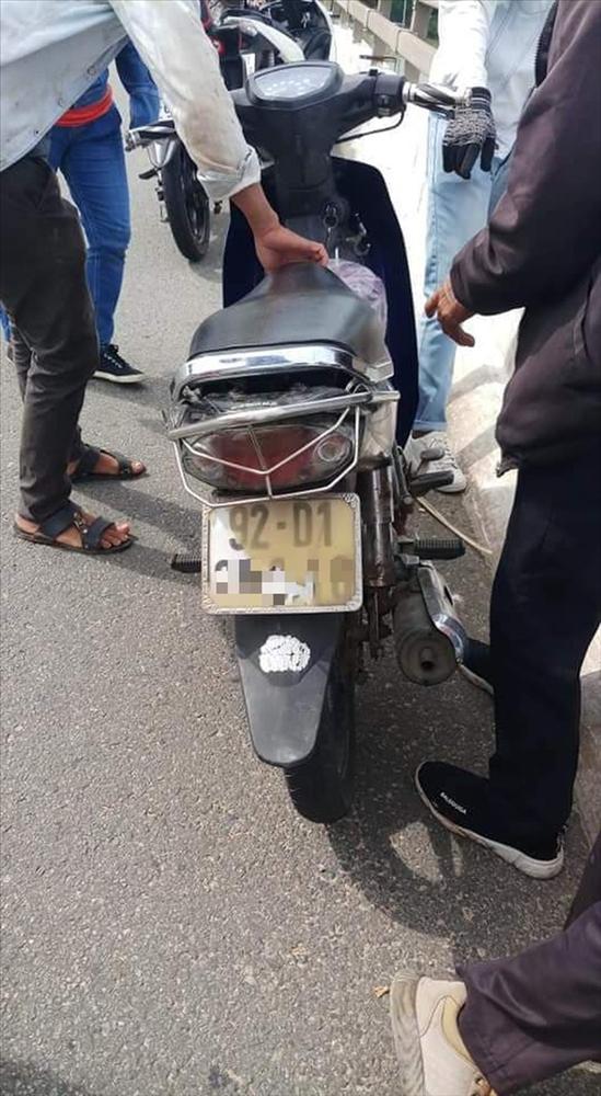 Thanh niên bỏ dép, xe máy, ví tiền trên cầu rồi... về nhà!-1