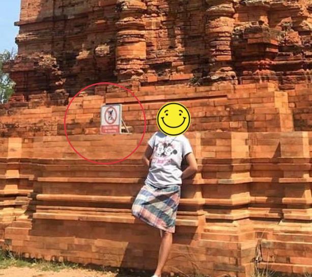 Chúng Huyền Thanh nói gì khi bị tố ngồi lên tháp cổ sống ảo dù có bảng cấm?-2