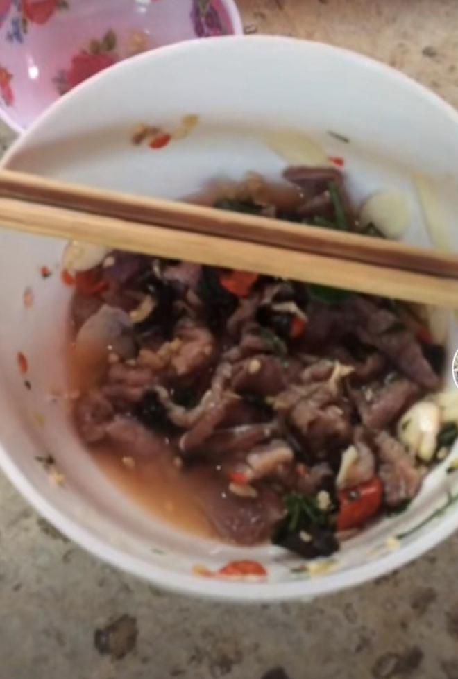 Loạt clip khoe chiến tích ăn cả tảng thịt sống câu follow phản cảm trên TikTok-8