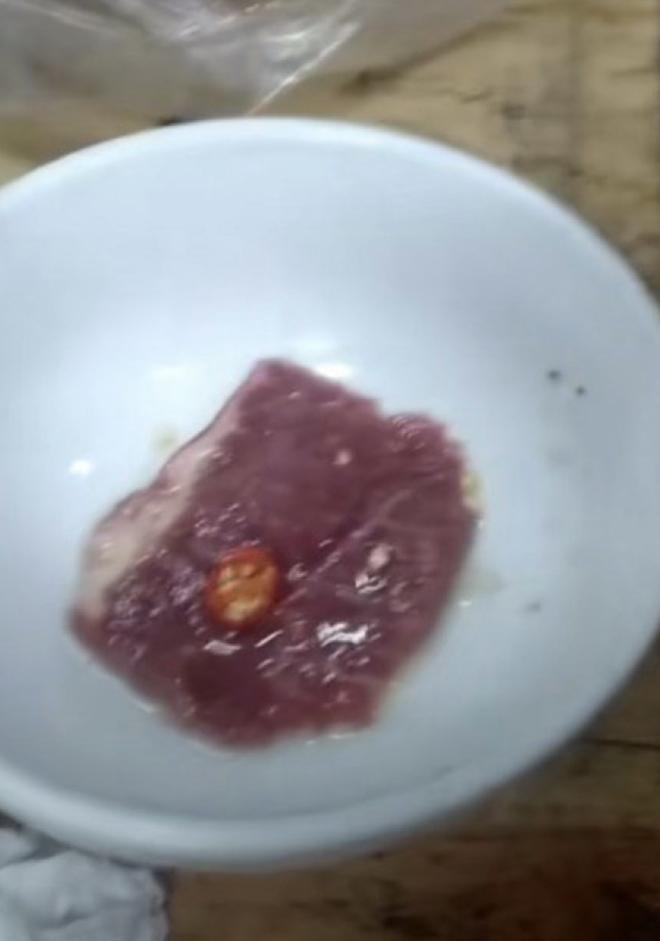 Loạt clip khoe chiến tích ăn cả tảng thịt sống câu follow phản cảm trên TikTok-9